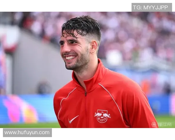 足球明星不雅动作引发热议球迷反应两极化引发广泛讨论