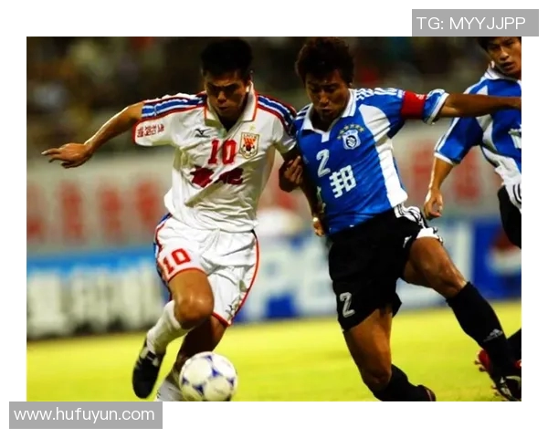 足球明星因伤退役的悲情瞬间与辉煌岁月的对比图集